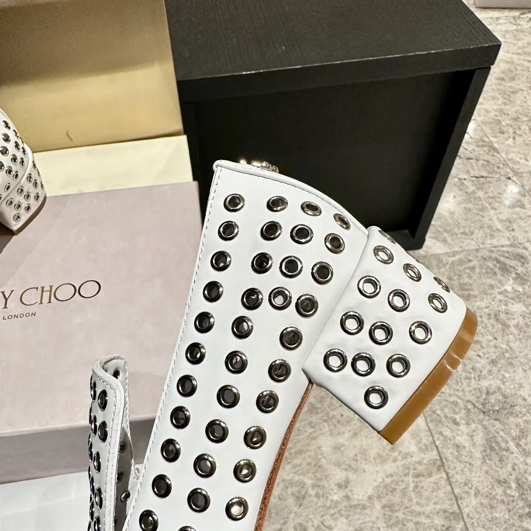 👟👟Ex-factory price 660👟👟 The new JIMMY CHOO, Loaf shoes, exclusive sale, rivet decoration design style is very unique, designed with the latest technology, strong three-dimensional effect👍Multiple technologies are integrated together, subverting fashion, super stylish! The combination is super beautiful. The original version is 1:1, versatile and trendy, both salty and sweet! Size: 35-40 Outsole: Leather outsole